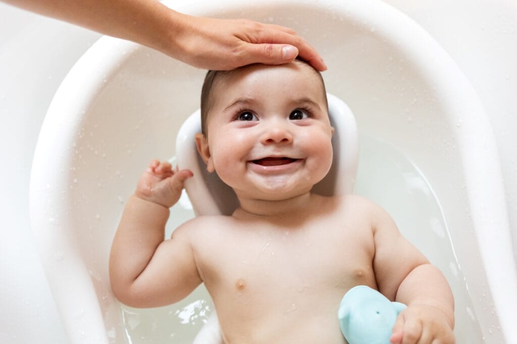 bebeluș fericit susținut într-un suport de cădiță compatibil