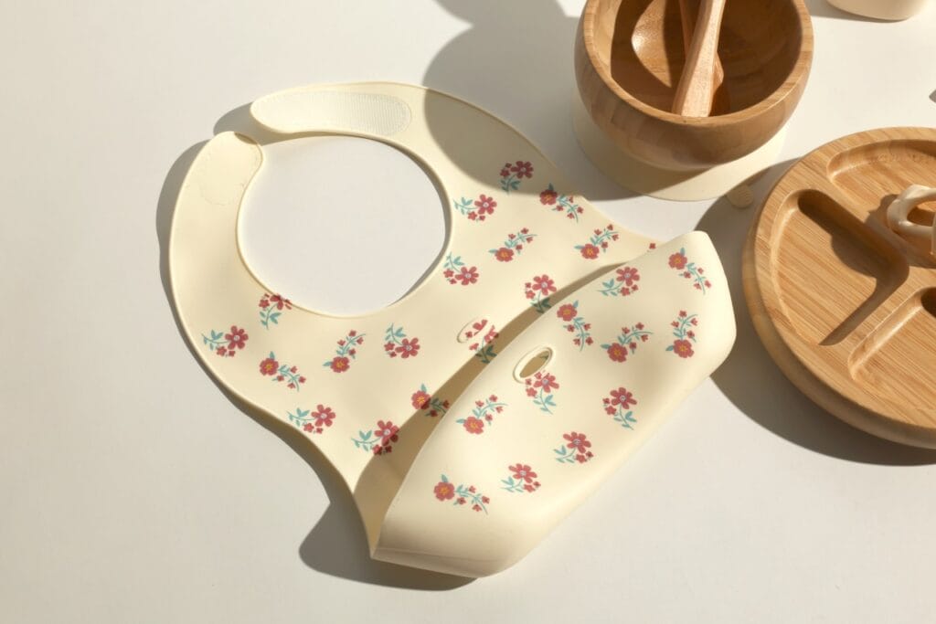 Bavetă impermeabilă cu buzunar colector adânc, ideală pentru diversificare bebeluși