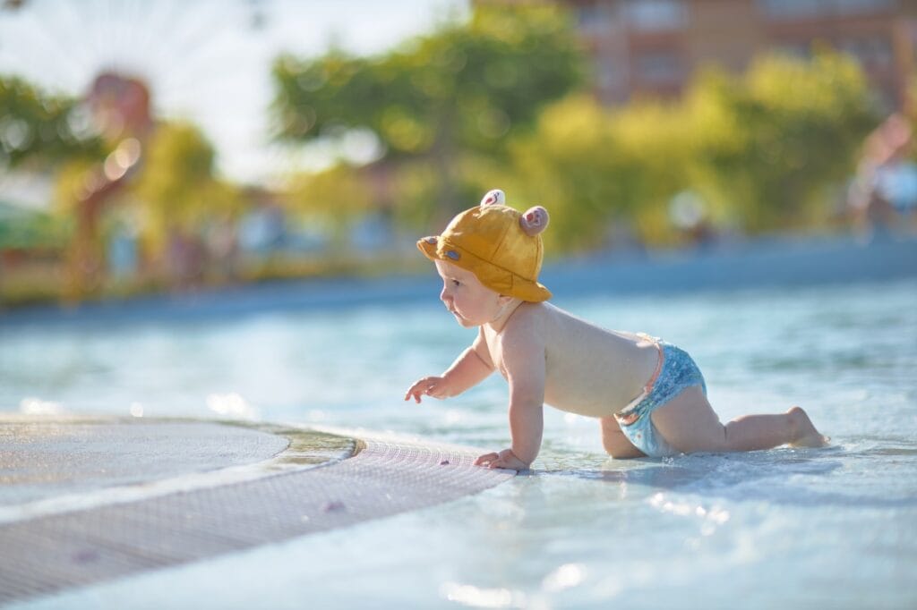 bebeluș purtând scutec de apă la piscină, piele protejată, joacă în siguranță