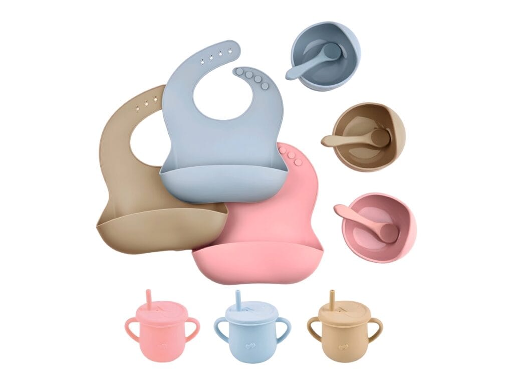 Accesorii diversificare bebeluși: bavete din silicon, boluri cu linguri și căni cu pai, esențiale pentru hrănire