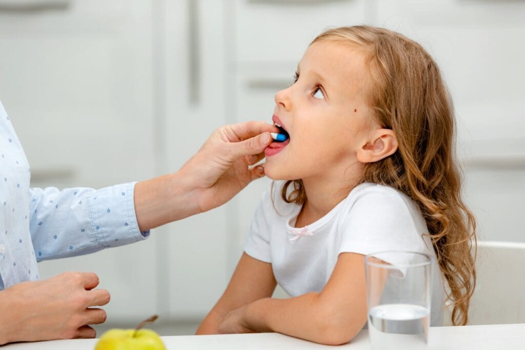 Cum influențează ingredientele artificiale alegerea multivitaminelor pentru copii administrare multivitamine la copil, atenție la coloranți, arome și conservanți artificiali în suplimentele pentru copii