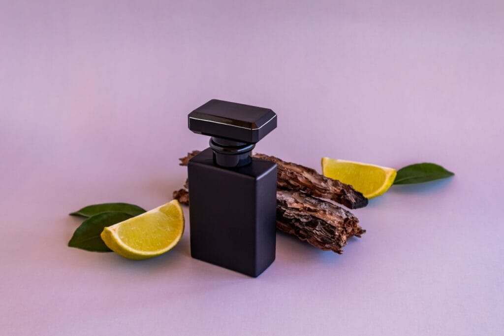 parfum masculin cu note de citrice și lemn, elemente definitorii pentru aromele fresh și elegante