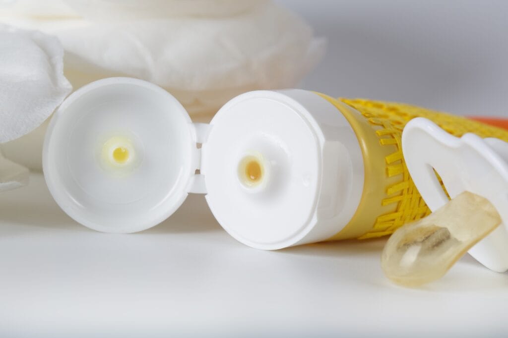 Aplicare corectă a cremei cu lanolină, detaliu tub și dozaj aplicare corectă cremă lanolină tub, dozare precisă pentru piele sensibilă