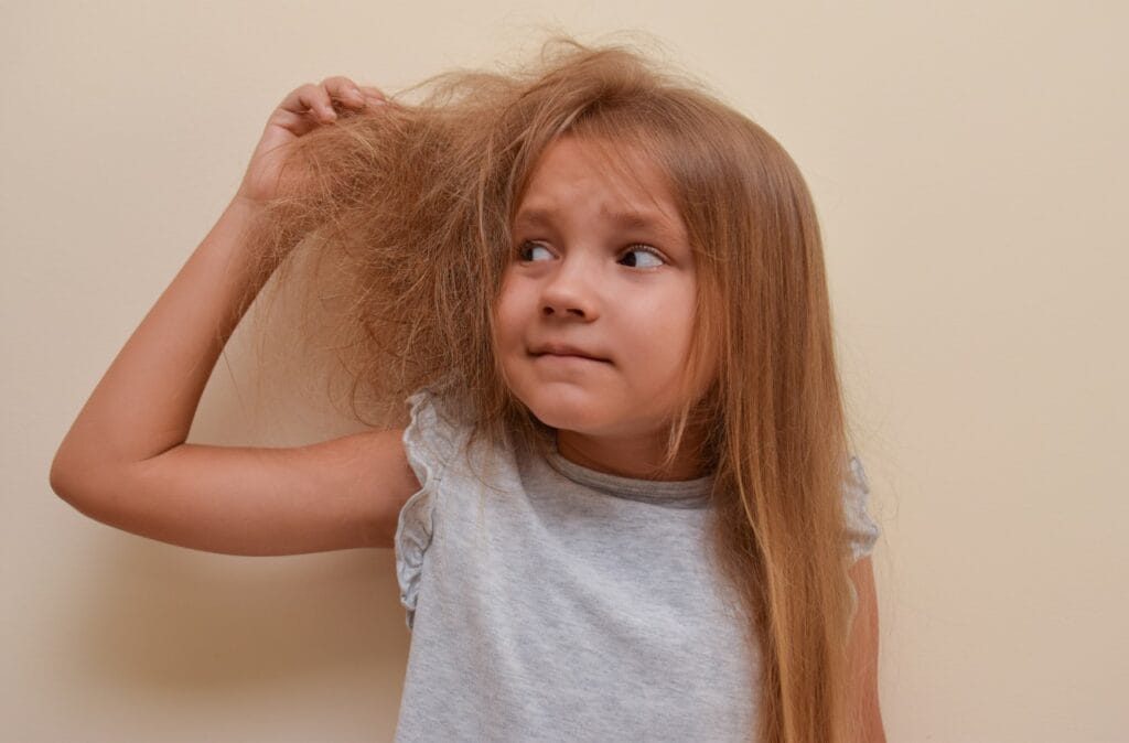 influența dietei asupra calității părului la copii, fetiță cu păr încâlcit și drept
