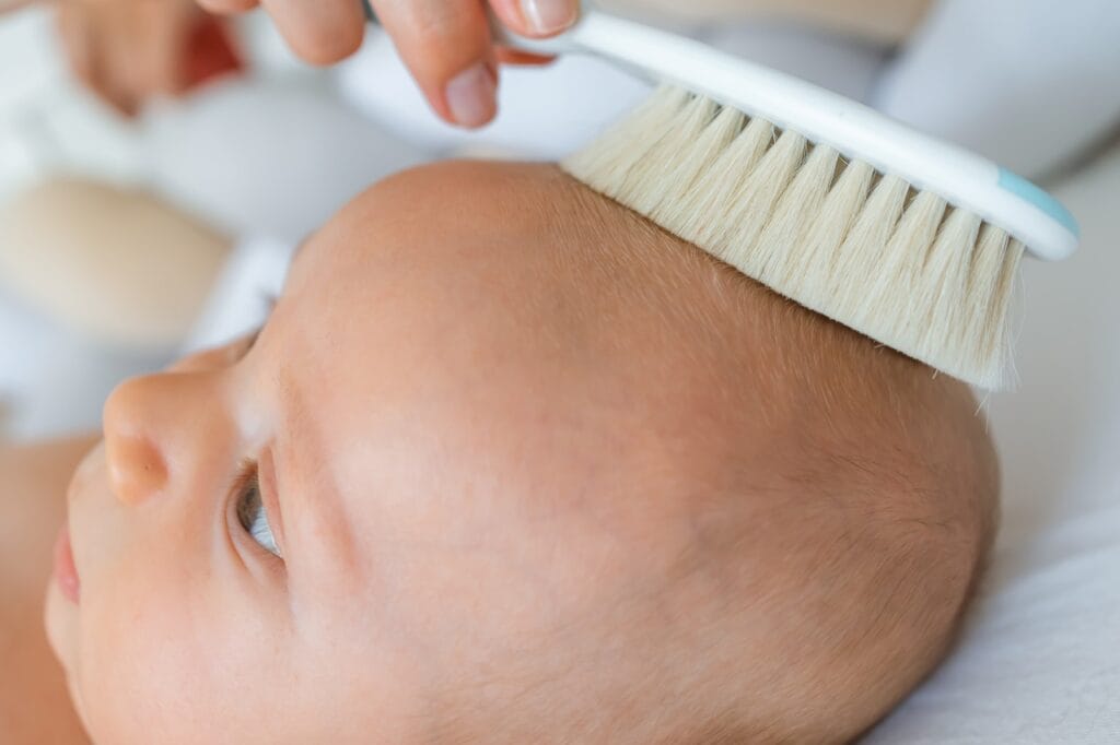 perie moale pentru bebeluși folosită la prevenirea crustelor de lapte pe scalp