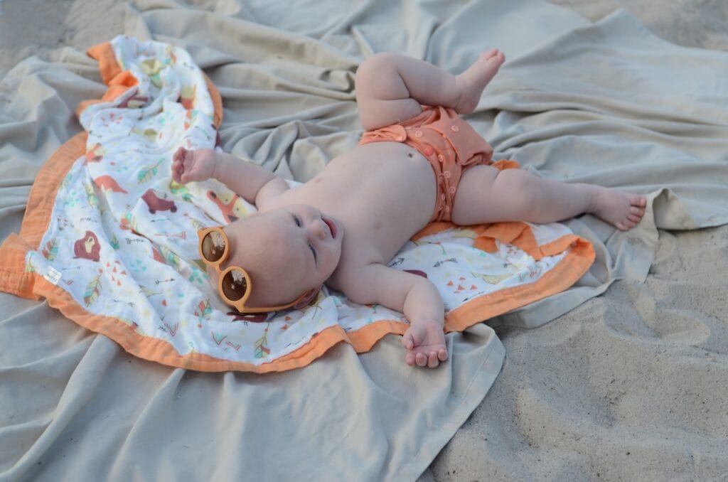 bebe cu ochelari de soare pe aleză reutilizabilă, material de calitate, protecție impermeabilă pe nisip