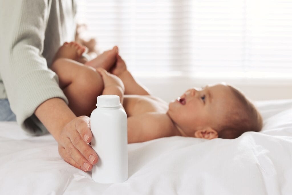 aplicare corectă pudră pentru bebeluși pe piele sensibilă, sfaturi sigure și recomandări