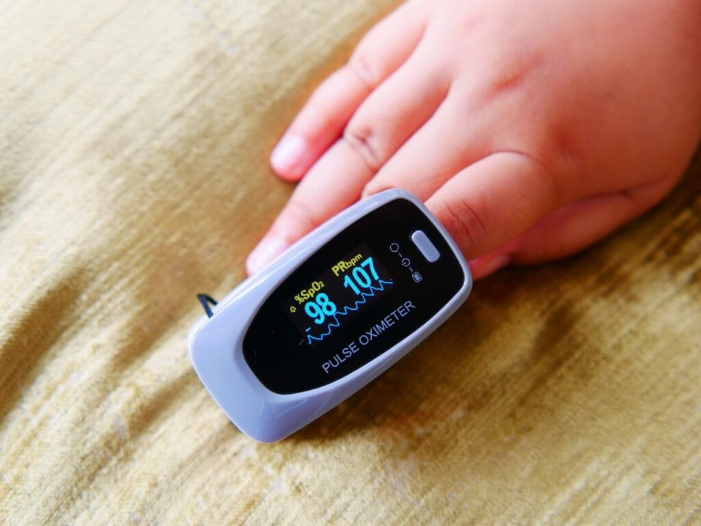 Măsurare corectă a oxigenului la copii cu un pulsoximetru fiabil acuratețe pulsoximetru pentru copii, măsurare oxigen precisă la deget copil