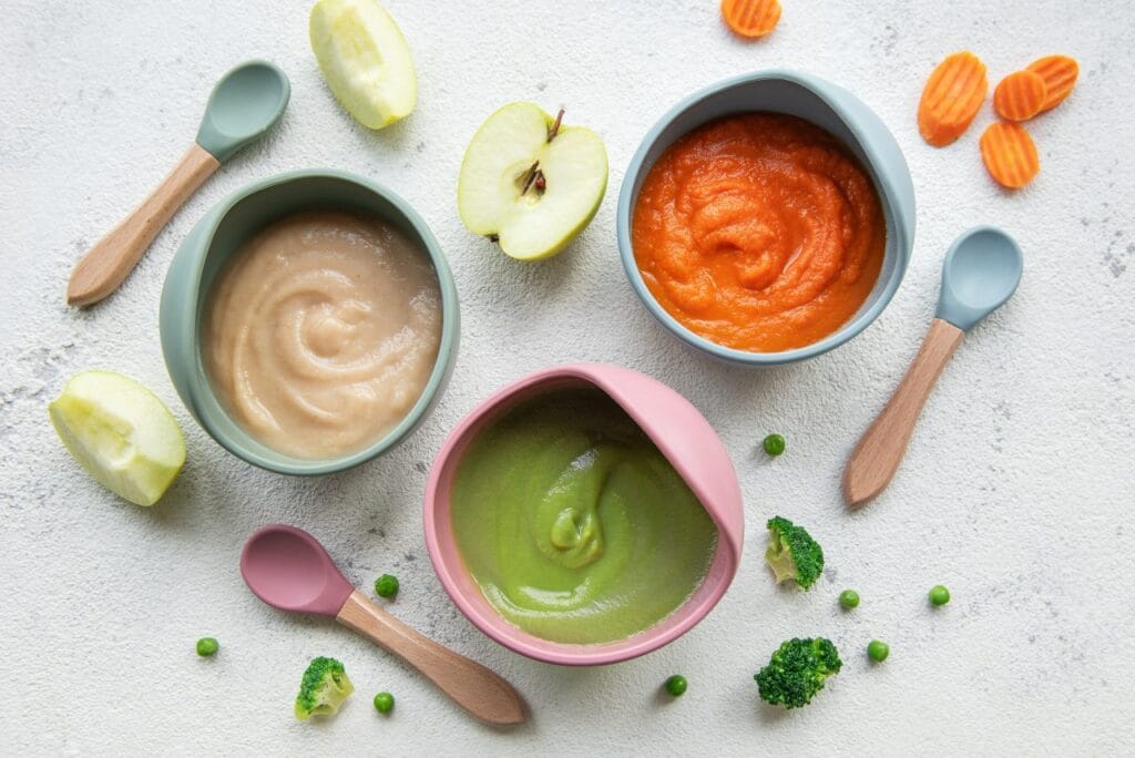 piureuri de mere, morcovi și broccoli pentru diversificarea alimentației bebelușului