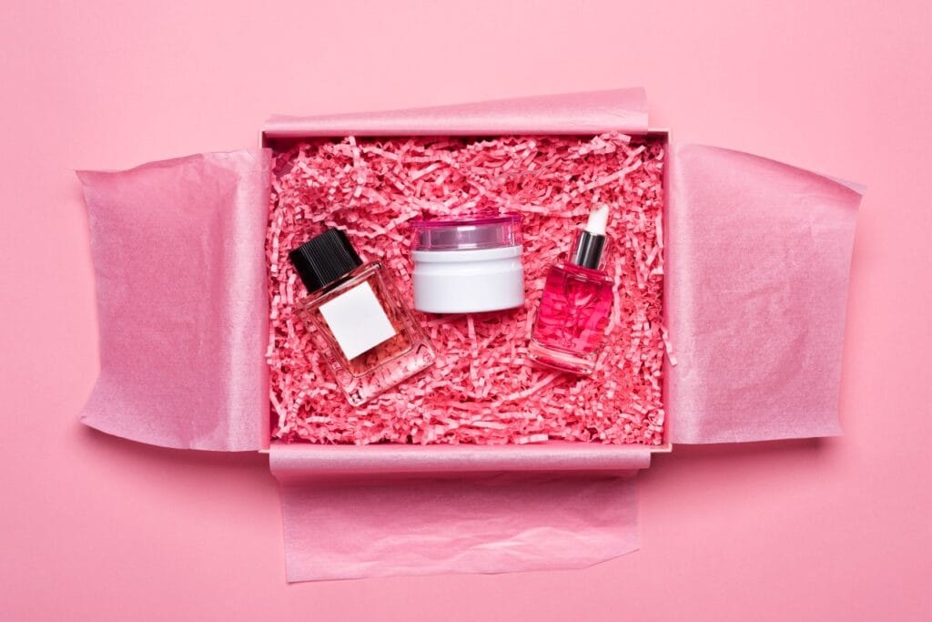 Valoarea unui set cadou parfum: mai mult decât un simplu flacon Set complet de parfum și produse de îngrijire într-o cutie cadou roz, de ce să alegi seturi cadou parfum