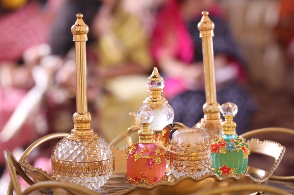 Sticluțe tradiționale de parfumuri orientale cu detalii aurii sticle parfumuri orientale tradiționale, recipiente cu arome arabești concentrate, persistență mare parfum arabesc