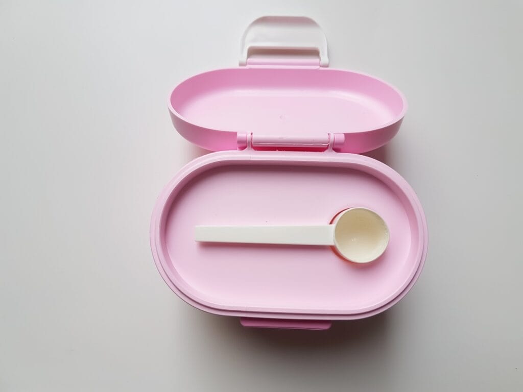 dozator lapte praf cu linguriță, recipient alimentar bebeluși organizare