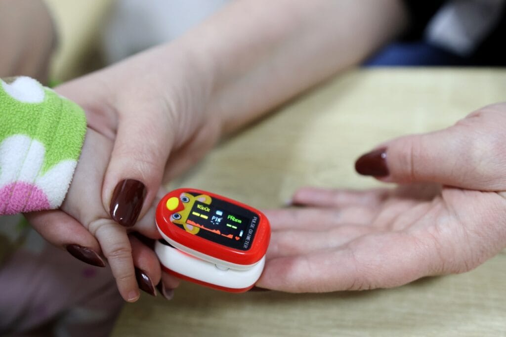 Cum arată utilizarea corectă a unui pulsoximetru pentru copii utilizare corectă pulsoximetru pediatric acasă, senzor adaptat pentru copii