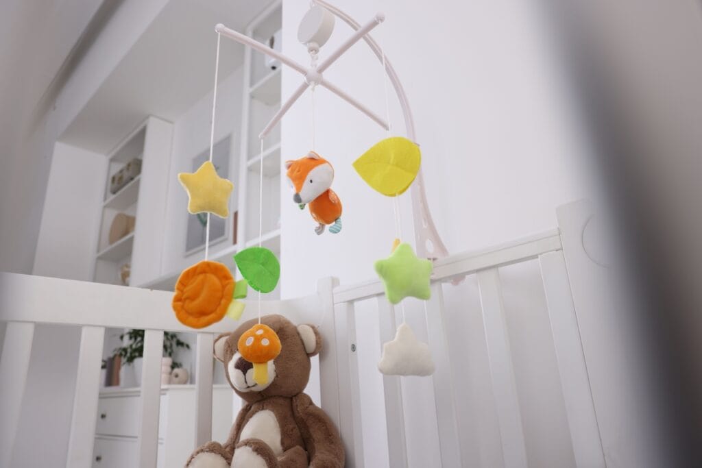 jucării suspendabile carusel pătuț bebeluși stimulare vizuală motricitate