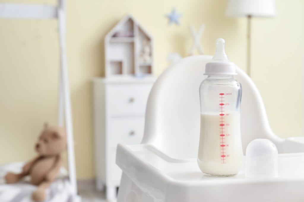 Avantajele și dezavantajele materialelor din biberoane imagine biberon umplut cu lapte, exemplu pentru materiale biberoane: plastic, sticlă, silicon