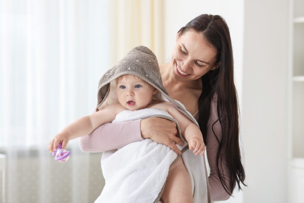 După băiță: prosopul cu glugă, soluția rapidă pentru bebeluși prosop cu glugă pentru bebeluși în brațele mamei după baie, alegere ideală pentru piele sensibilă