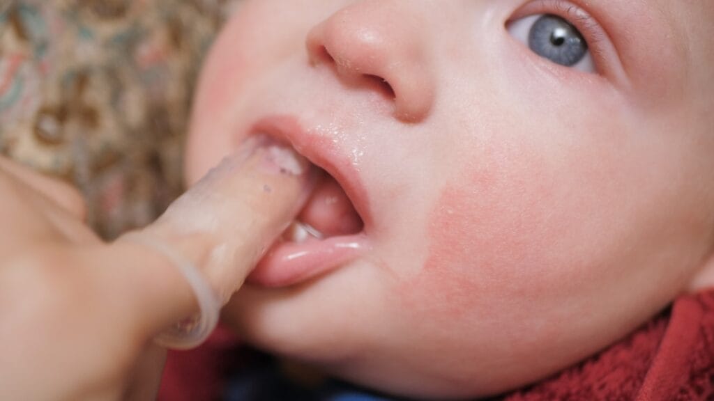 masaj gingival bebeluș cu degetar silicon pentru calmarea durerii erupție dentară