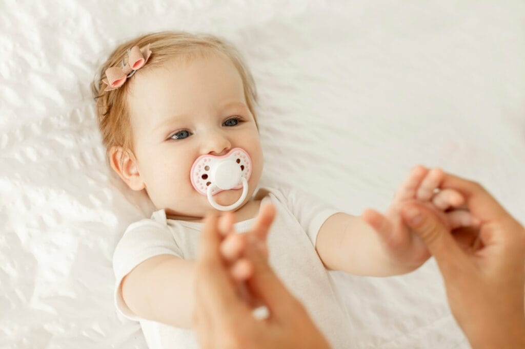 Cum calmezi un bebeluș care refuză suzeta, soluții vizuale bebeluș cu suzetă, sfaturi pentru calmarea copiilor care refuză tetina