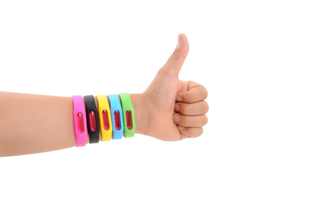 Cum se poartă brățările anti-țânțari la copii: exemplu practic bratari anti tantari pentru copii purtate corect pe incheietura mainii pentru protectie