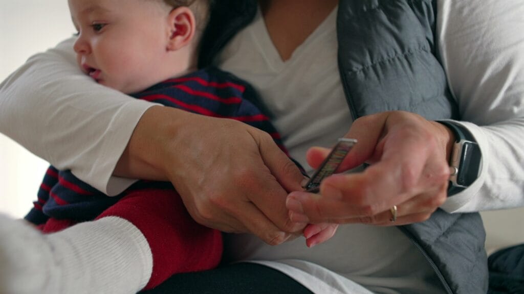 tăierea unghiilor la bebeluș cu unghieră specială pentru nou-născuți, sfaturi pentru îngrijirea bebelușului acasă