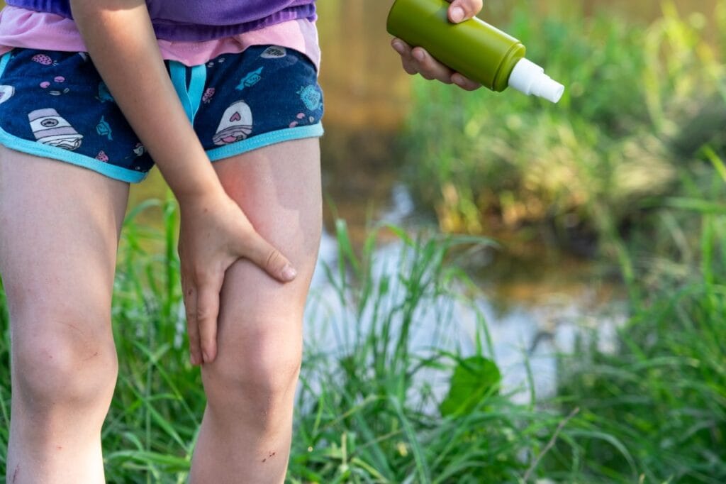aplicare spray anti-țânțari ecologic pe pielea copilului, protecție naturală și eco-friendly