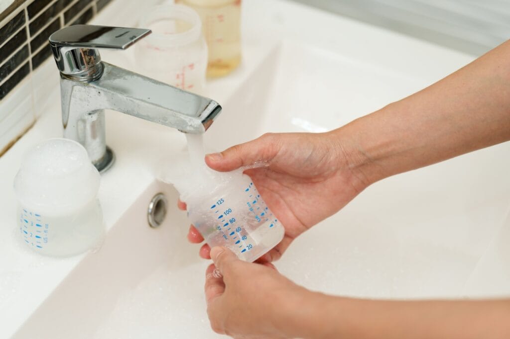 spalare biberon cu detergent eco sigur pentru bebeluși la chiuvetă