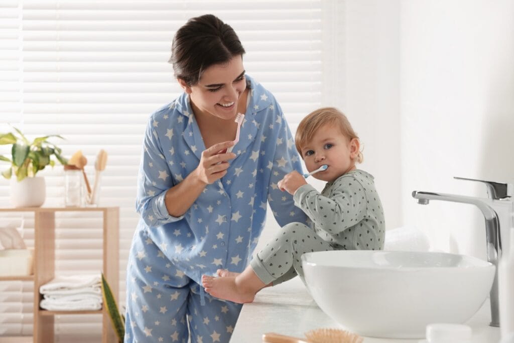 Exemplul părinților ajută copiii să adopte obiceiuri sănătoase de igienă orală