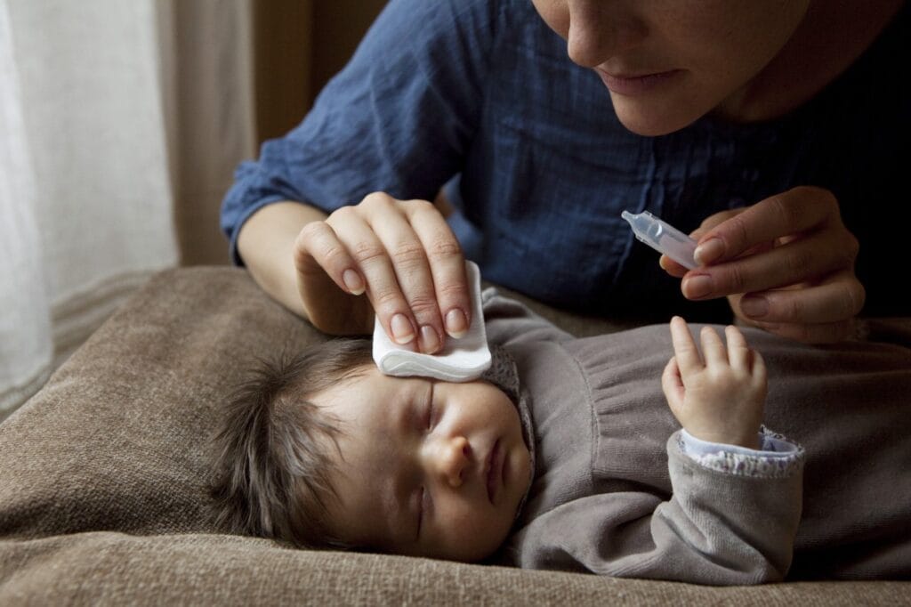 administrare ser fiziologic bebeluși, igienă corectă ochi și nas, tehnică sigură acasă