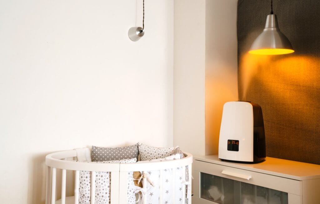 Umidificator potrivit pentru camera copilului: alegerea corectă contează umidificator cu rezervor mare în dormitorul copilului, capacitate adaptată suprafeței camerei