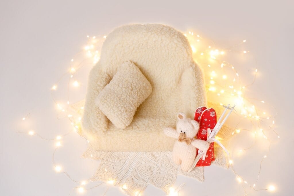 Colț cozy pentru cei mici: fotoliu puf, jucării și atmosferă caldă Fotoliu tip puf pentru copii, design moale, decor cu lumini, idee amenajare cameră 2025