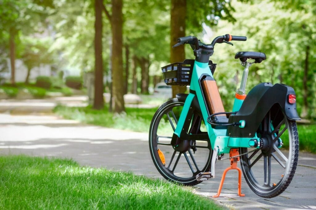 bicicletă electrică pentru navetă urbană parcată pe pistă de oraș, alternativă la transport public și mașină