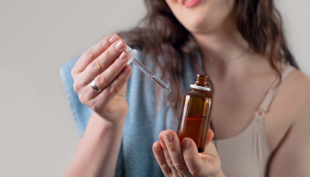 Cum aplici corect serul cu retinol: sfaturi pentru frecvență și rezultate vizibile close-up aplicare ser cu retinol pe piele, instrucțiuni de folosire, cât de des folosești retinolul