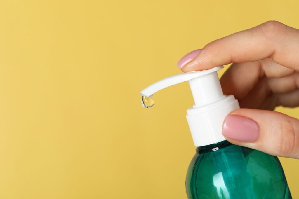 aplicare gel de curățare non-comedogenic pentru ten predispus la acnee