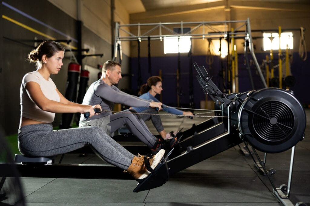 Sesiune intensă pe aparat de vâslit, evidențiind avantajele față de banda de alergare și bicicleta staționară.