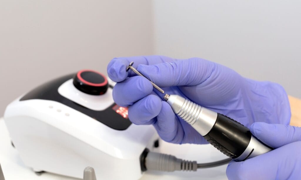 Schimbare capăt freză electrică pentru manichiură profesională acasă, detaliu procedural