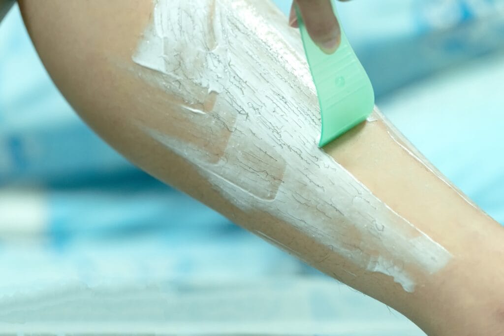 Aplicarea corectă a cremei depilatoare acasă: pași esențiali pentru rezultate sigure aplicare cremă depilatoare pe picior cu spatulă, pași corecți pentru depilare acasă