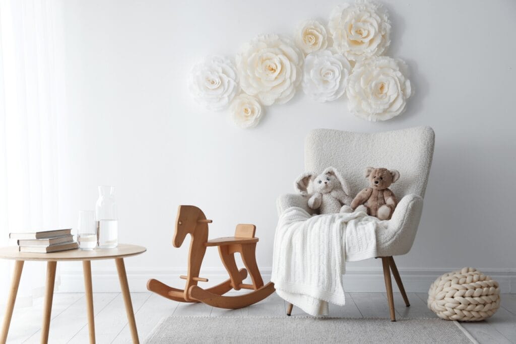 Colț de relaxare pentru copii: cum integrezi fotoliul în decorul camerei Integrare fotoliu copii în design cameră, decor minimalist și jucării de pluș, idee amenajare 2025