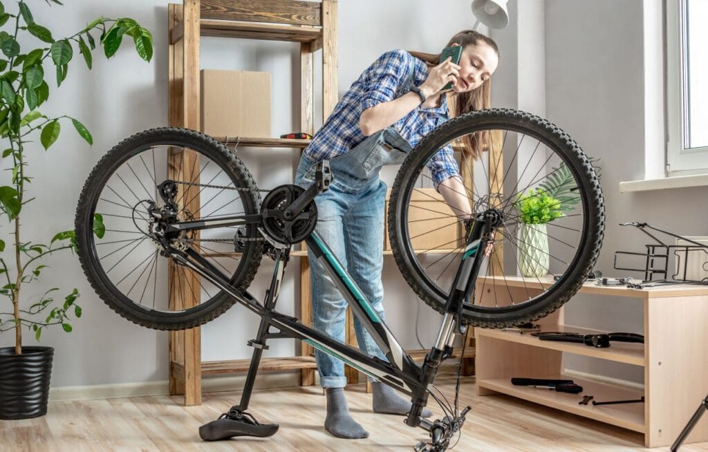întreținere bicicletă mountain bike acasă, curățare și reglare bicicletă de oraș, mentenanță DIY biciclete pentru adulți