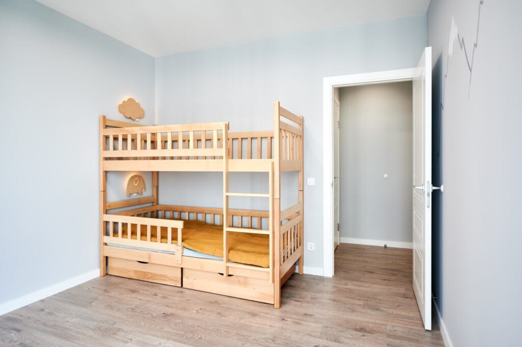 cameră copii cu pat supraetajat și sertare, soluție pentru maximizarea spațiului, organizare eficientă