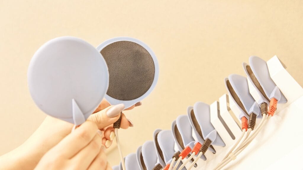 Electrozi pentru aparate de electrostimulare musculară, variante rotunde și cu gel, folosiți pentru TENS și EMS acasă.