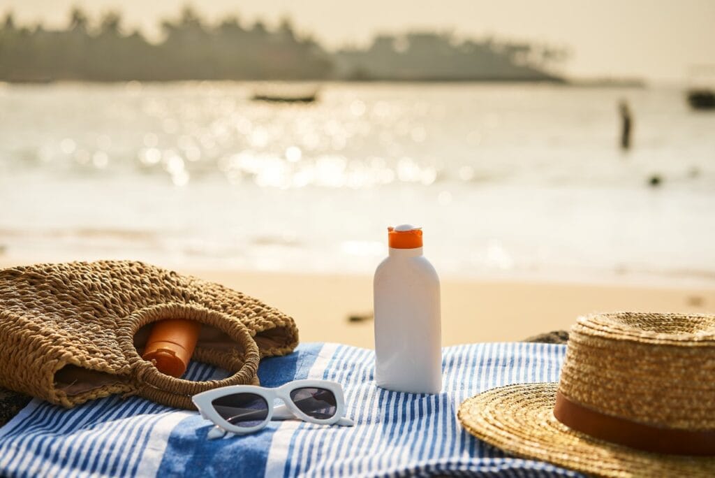 Filtre solare la plajă: esențiale pentru orice tip de piele cremă cu protecție solară pe plajă, diferențe între filtre chimice și minerale