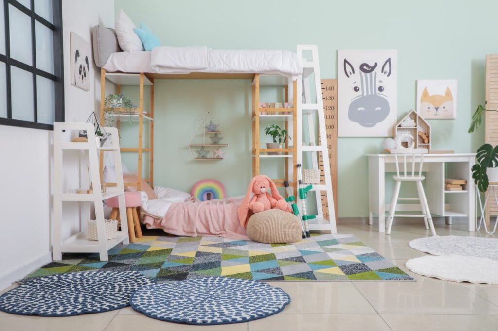 pat supraetajat decorat pentru copii, zonă de joacă personalizată, cameră colorată și veselă