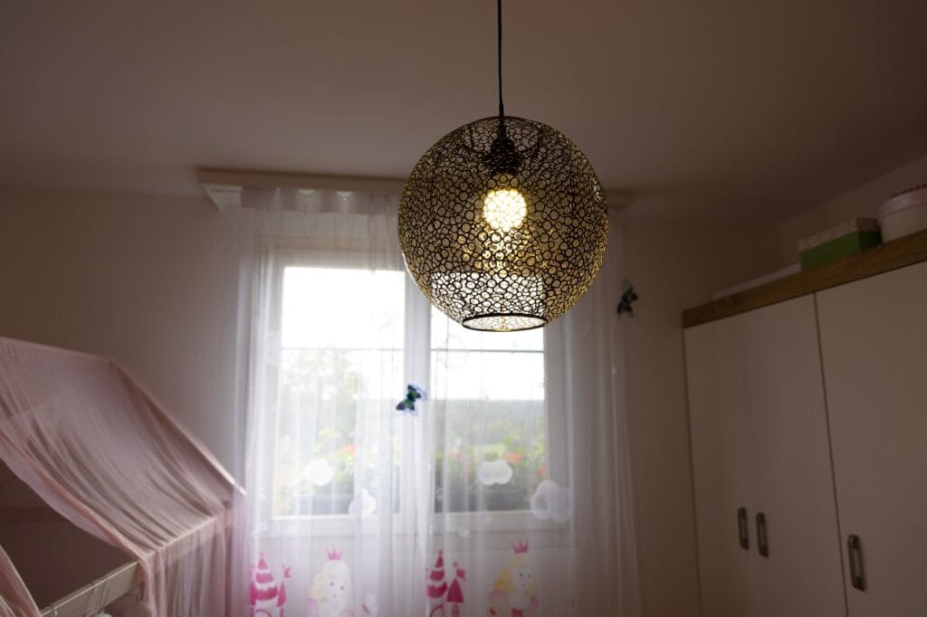 Lustra decorativă metalică într-o cameră de copil: între mituri și realitate lustra decorativă metalică suspendată într-o cameră de copil, iluminat corect și sigur