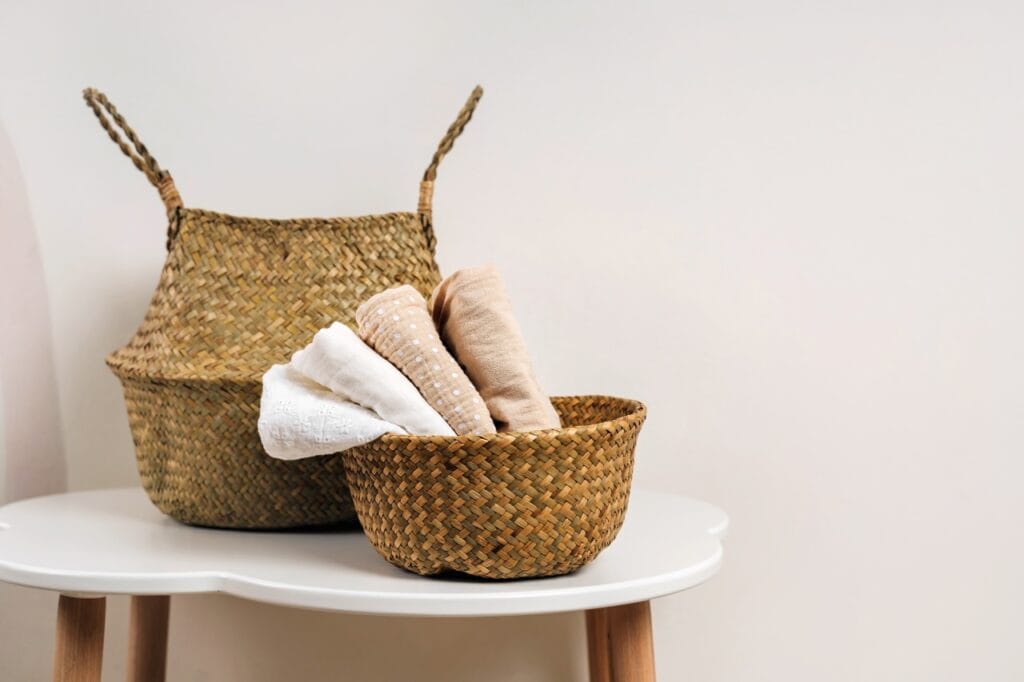 Coș cu pături de înfășat, idee de cadou pentru proaspeți părinți la baby shower