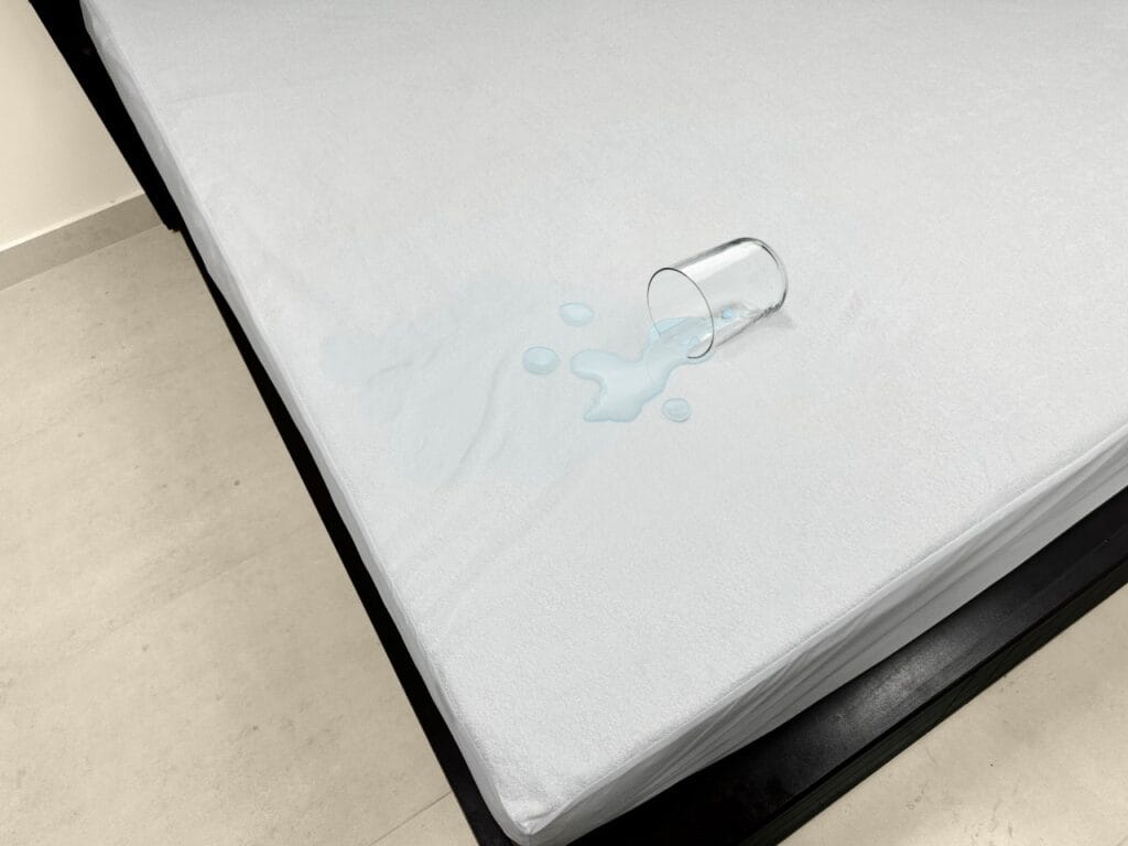 test protecție impermeabilă saltea copii cu apă vărsată, strat care împiedică pătrunderea lichidului