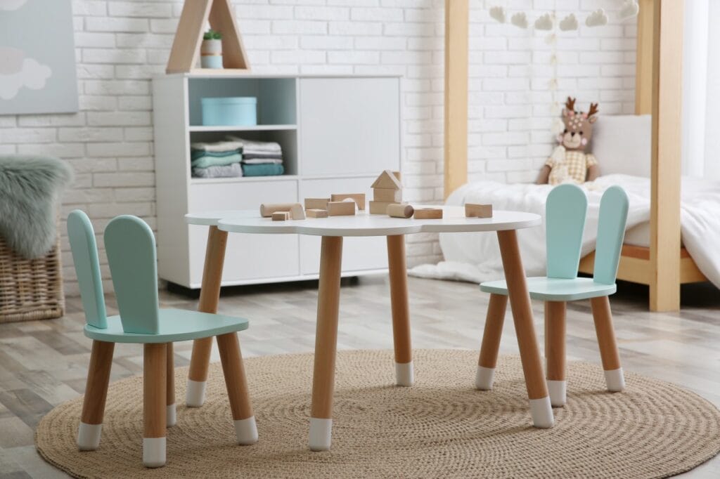 mobilier copii culori pastel masă scaune lemn spațiu de joacă modern