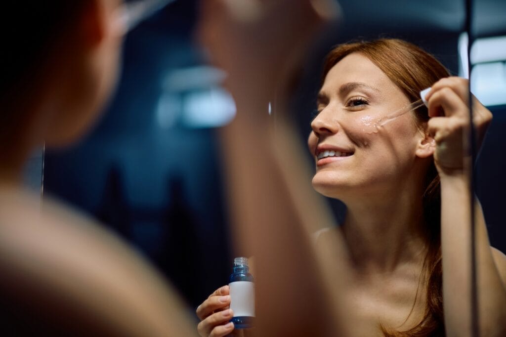 Pași esențiali pentru aplicarea retinolului pe piele uscată femeie aplică ser cu retinol pe față seara, piele uscată, instrucțiuni corecte aplicare retinol