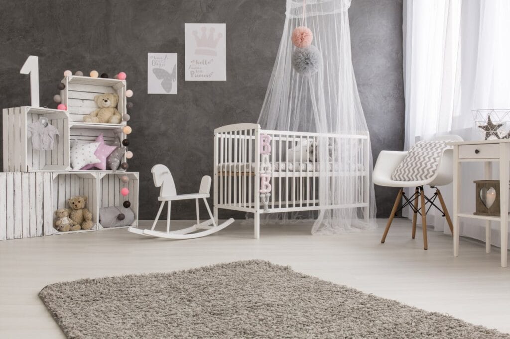 Trenduri 2025: cameră de copil cu baldachin suspendat, pătuț alb, luminițe și jucării, inspirație pentru amenajarea camerei bebelușului