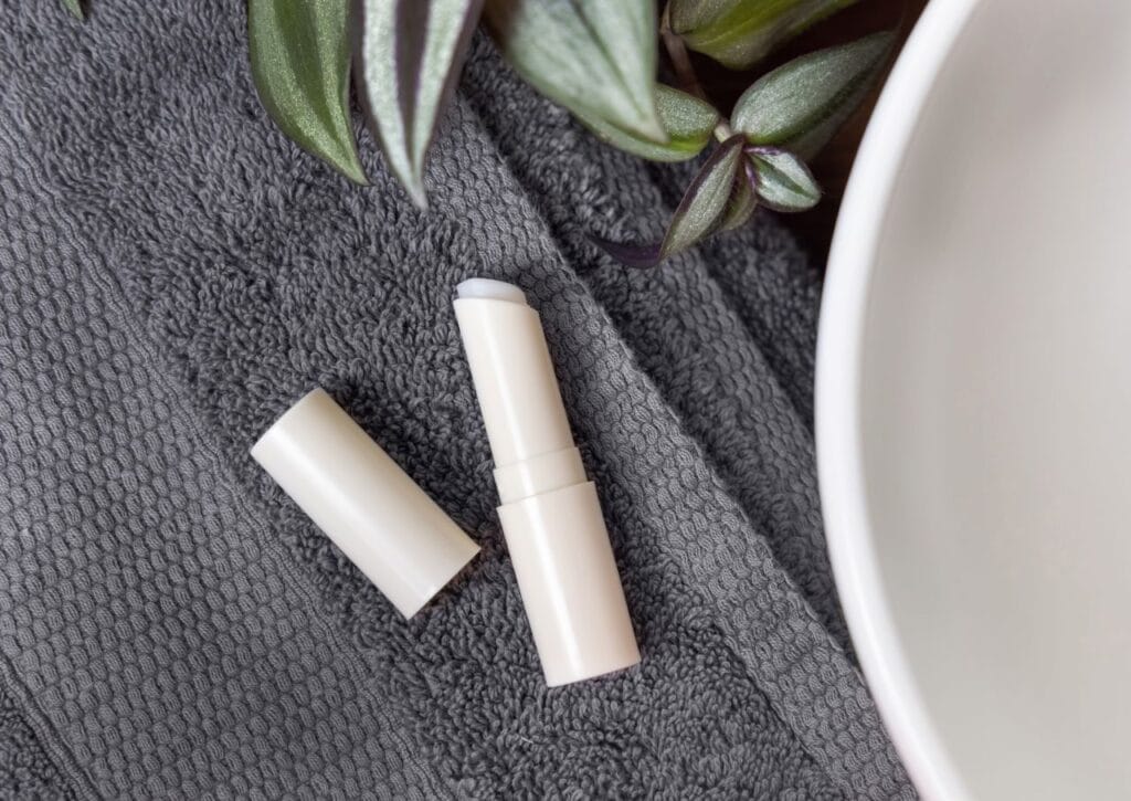 balsam de buze natural cu ingrediente simple, alternativă la balsamurile convenționale