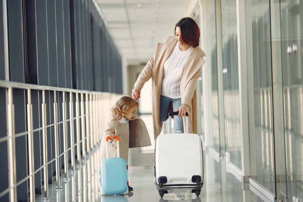 mama și copil cu trolere premium pentru copii în aeroport, pregătiți de o călătorie lungă